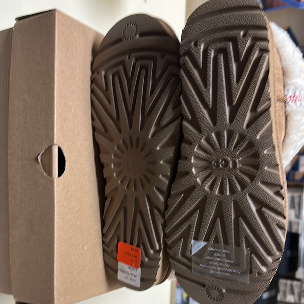 Brand new but one side faded. Ugg Ultra Mini Braid - Picture 9 of 15